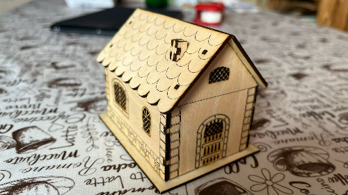[Laser cut and engrave] Miniatur-Holzhaus als dekorative Tischfigur