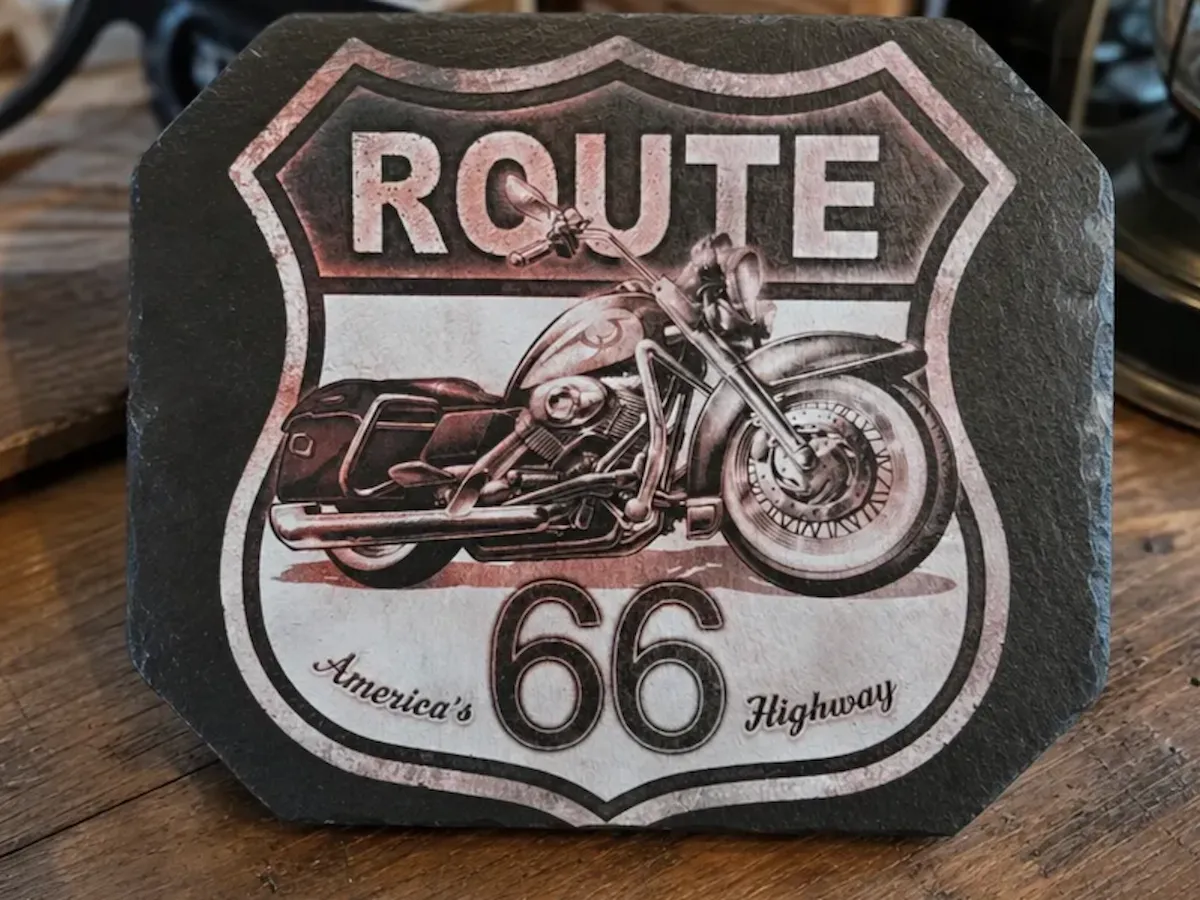 [Laser cut and engrave] Sous-verre en ardoise avec motif de moto Route 66
