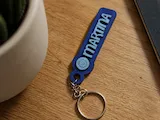 [Laser cut and engrave] Llavero personalizado de color azul con nombre Martina y carita feliz