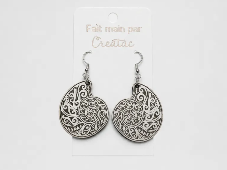Boucles d'oreilles en bois motif coquillage nautile avec motifs maori (2 version avec ou sans cercle)