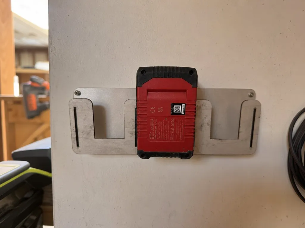 Wall Mounted Power Tool Battery Storage Rack for AEG18V batteries