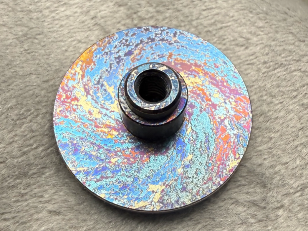 带有彩色纹理的圆形钛彩色雕刻
