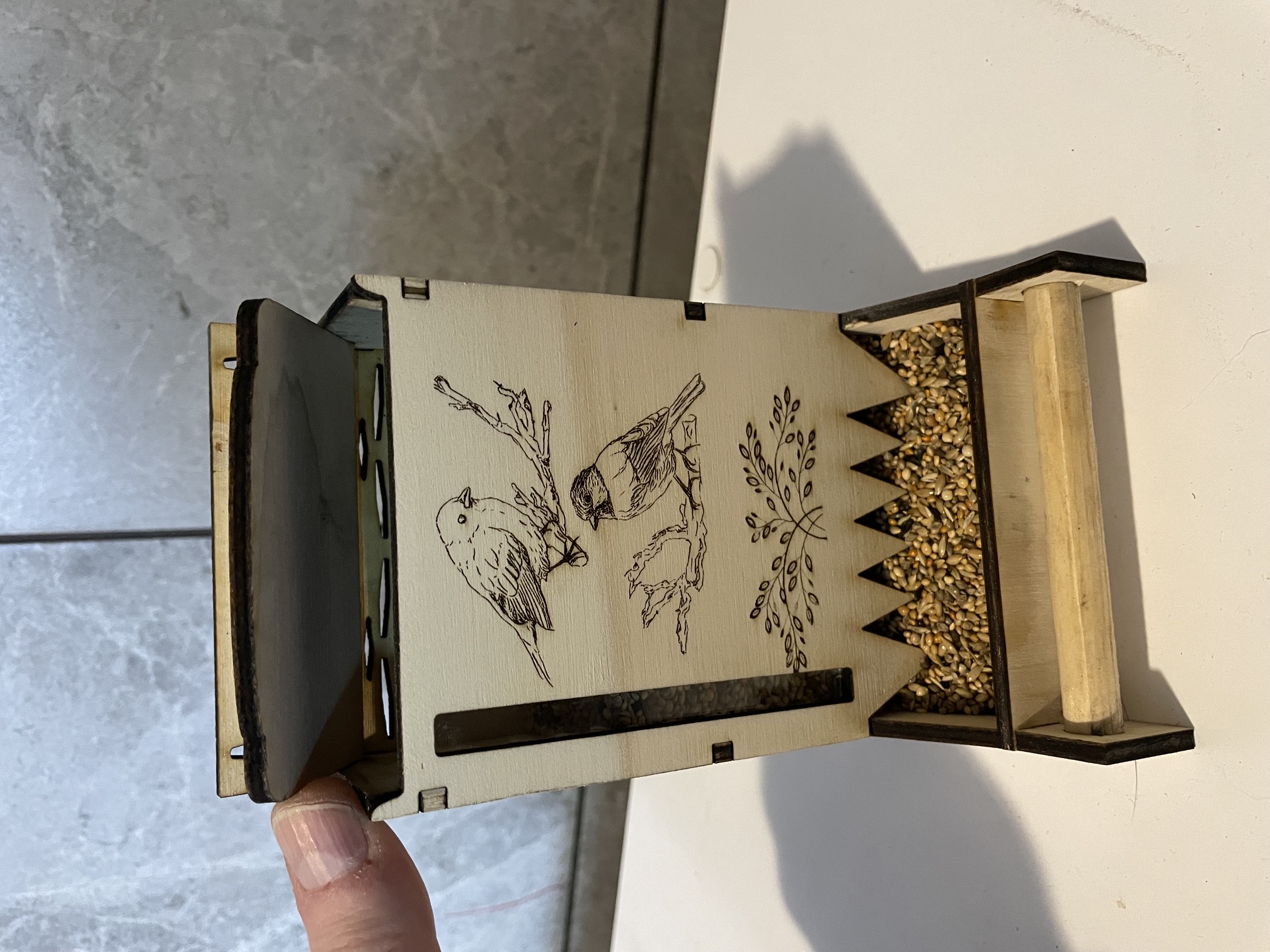 [Laser cut and engrave] Drewniany karmnik dla ptaków z motywem ptaków
