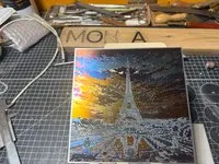 [Laser cut and engrave,Screen printing] Plaque métallique illustrant la tour Eiffel au coucher du soleil