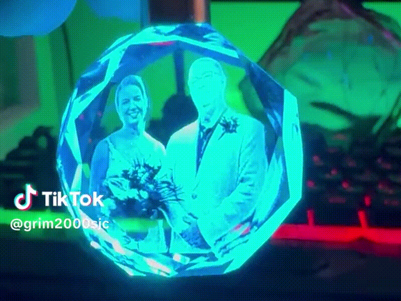 Crystal pendant with internal portrait of a wedding couple