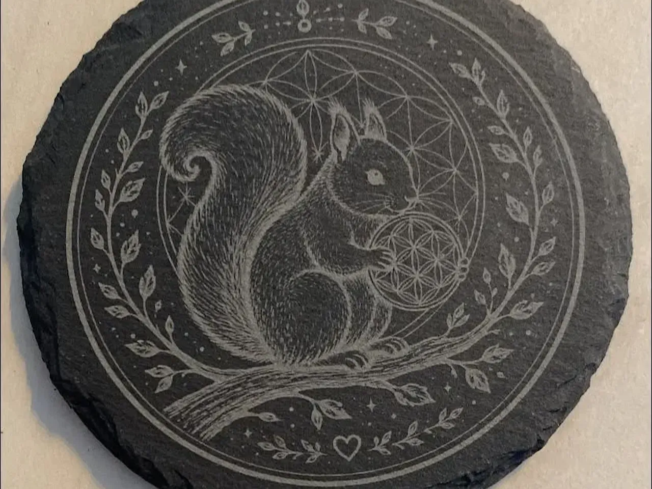 [Laser cut and engrave] Sous-verre en ardoise ronde avec motif d'écureuil et fleur de vie