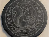 [Laser cut and engrave] Sous-verre en ardoise ronde avec motif d'écureuil et fleur de vie