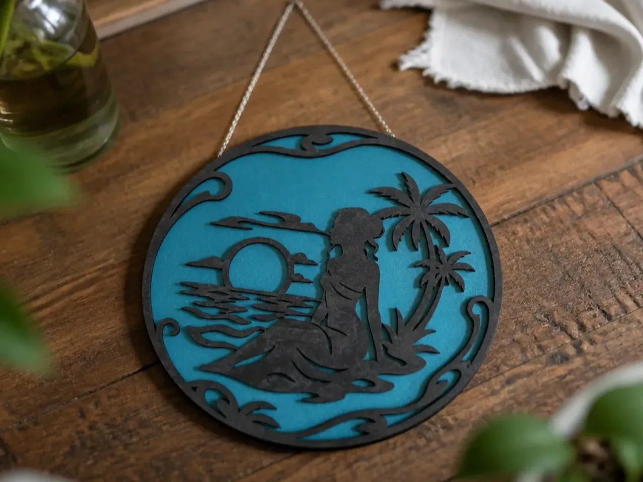 [Laser cut and engrave] Rundes Wandbild mit Strandmotiv Frau Palmen und Sonnenuntergang