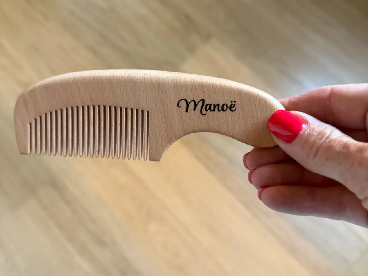 [Laser cut and engrave] Peigne en bois personnalisé avec le prénom Manoë