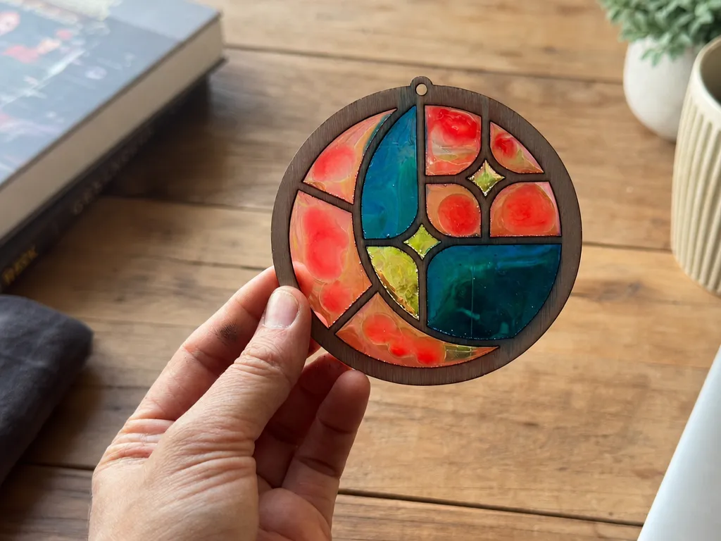 Runder Fensterhänger mit buntem Mosaikmuster im Tiffany-Stil