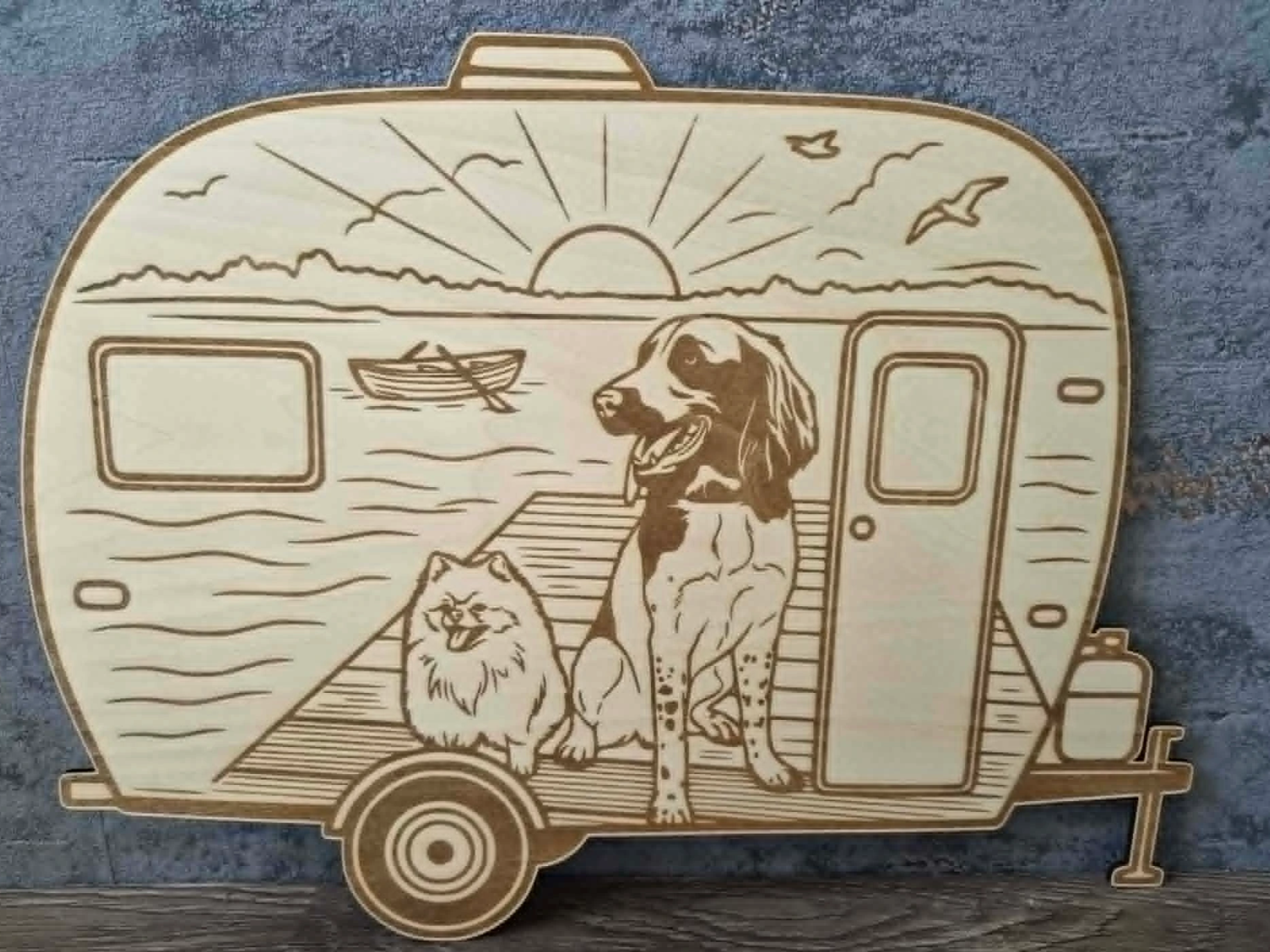 Wandschild mit Wohnwagen und Hunden am See