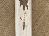 [Laser cut and engrave] Baguette de batterie en bois personnalisée avec motif de guitare et prénom Tony