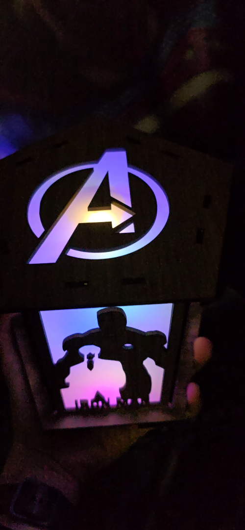 [Laser cut and engrave] Lámpara decorativa de los Vengadores e iluminación LED
