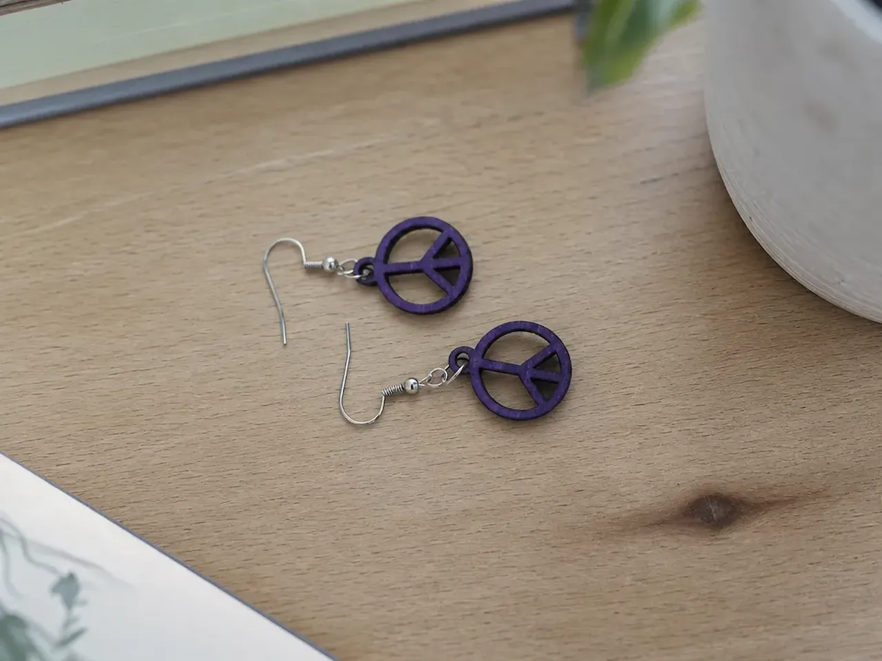 [Laser cut and engrave] Boucles d'oreilles pendantes violettes avec symbole de paix