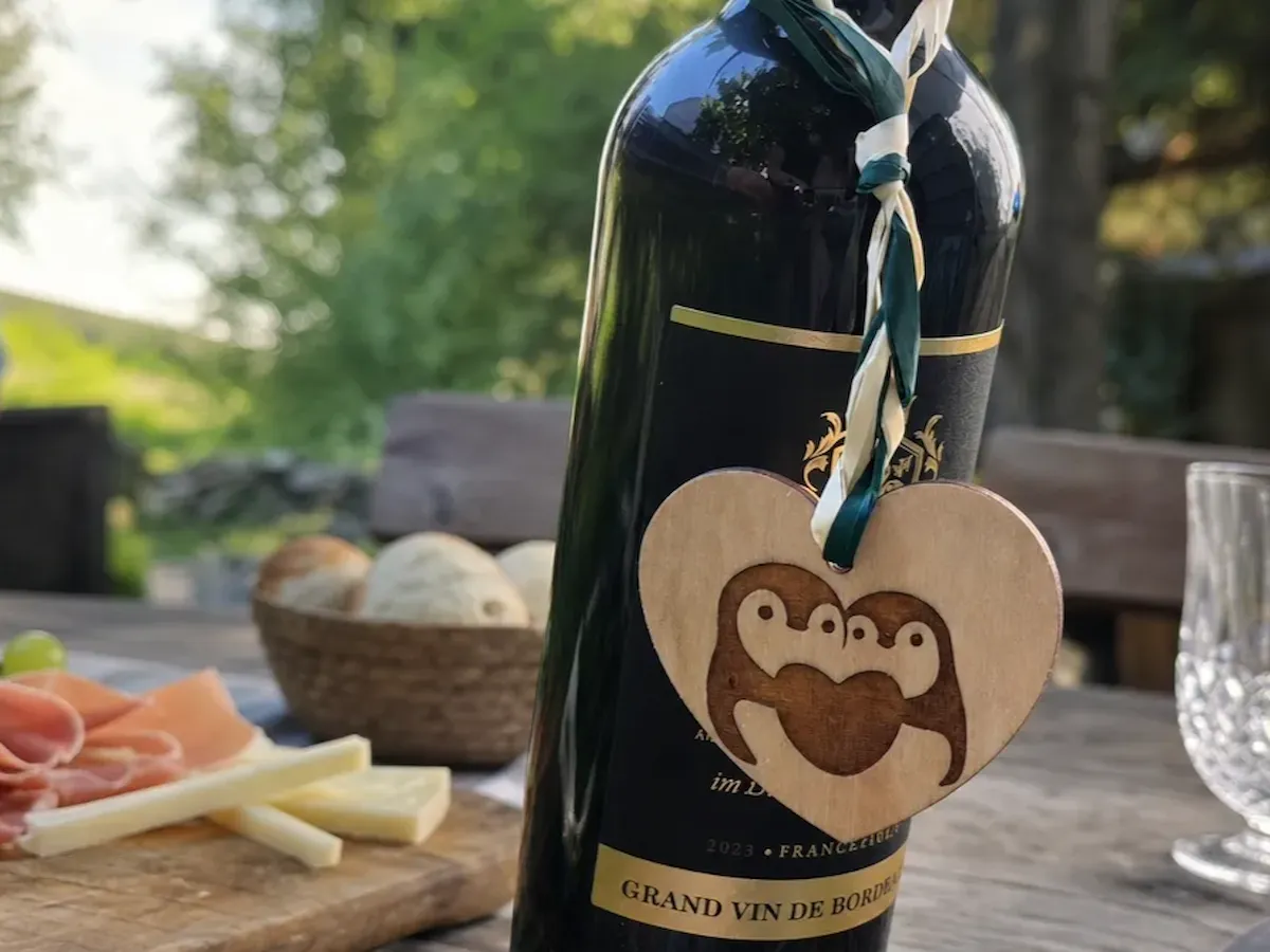 [Laser cut and engrave] Herzförmiger Flaschenanhänger mit Pinguin-Motiv