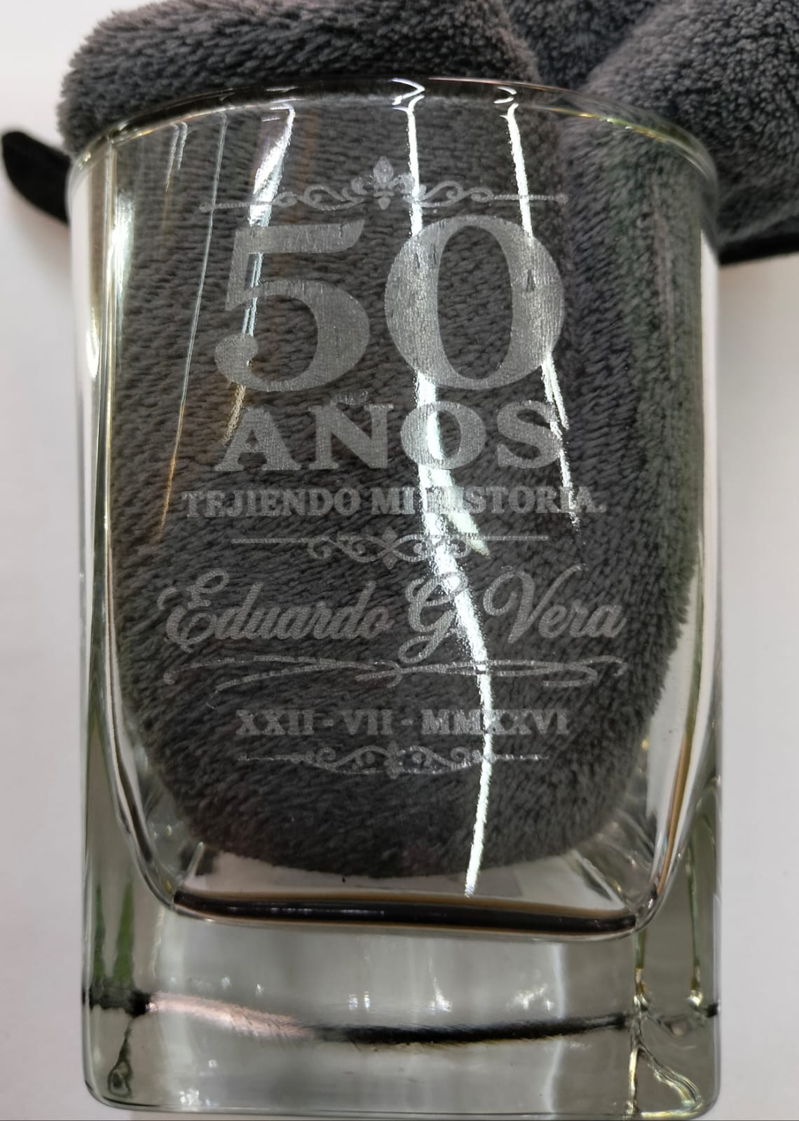 [Laser cut and engrave] Vaso conmemorativo de 50 años con nombre personalizado