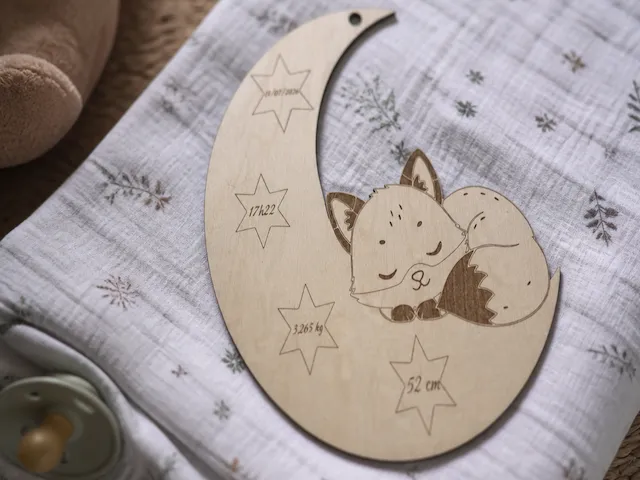 Plaque de naissance en forme de lune avec renard endormi