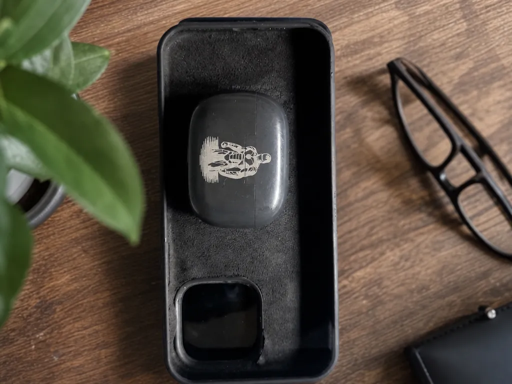Iron Man Graphic Wireless Earbud Charging Case