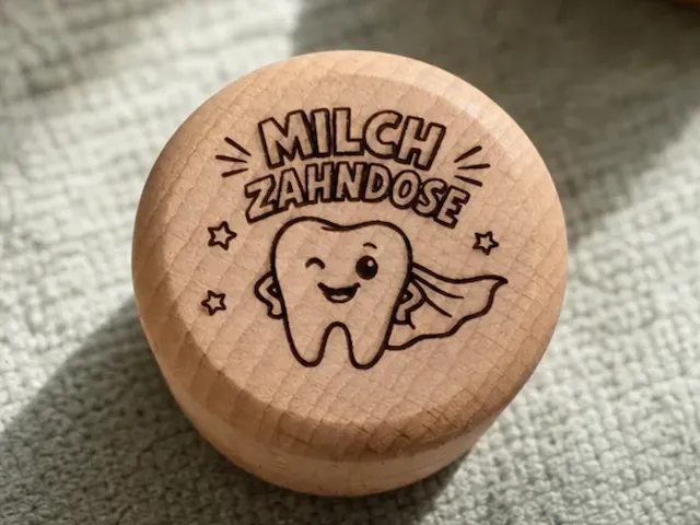 Milchzahndose aus Holz mit niedlichem Zahn-Motiv