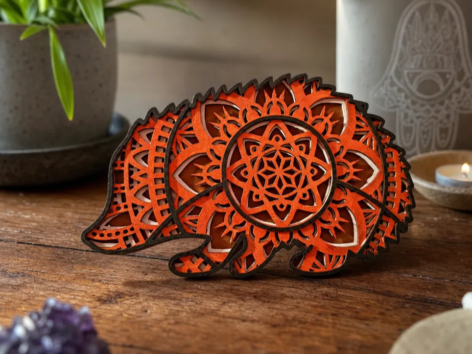 Hérisson en bois avec motif mandala complexe