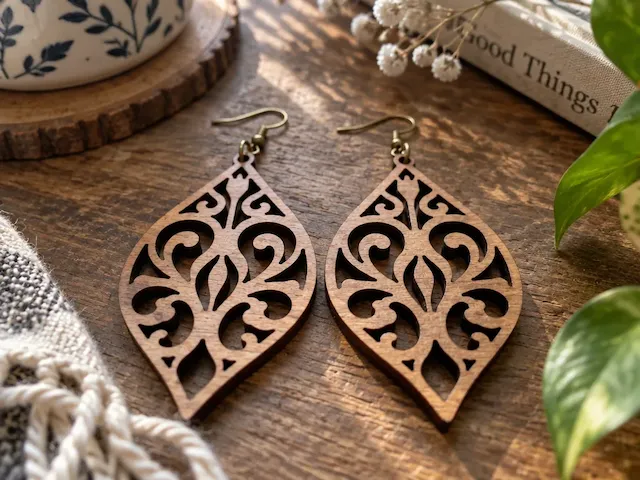 anting kayu motif ukiran daun bergaya etnik