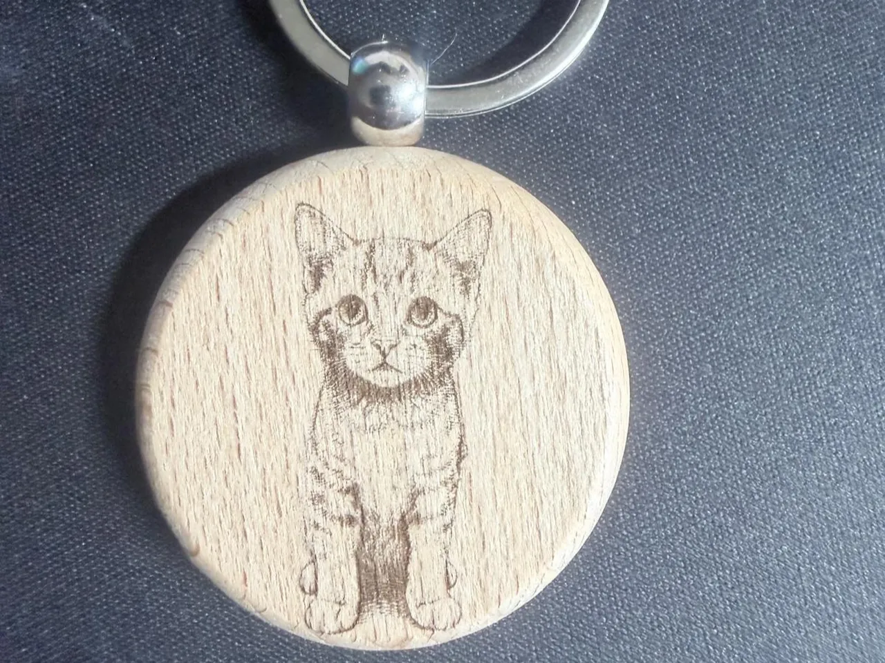 [Laser cut and engrave] Runder Schlüsselanhänger aus Holz mit Katzenmotiv