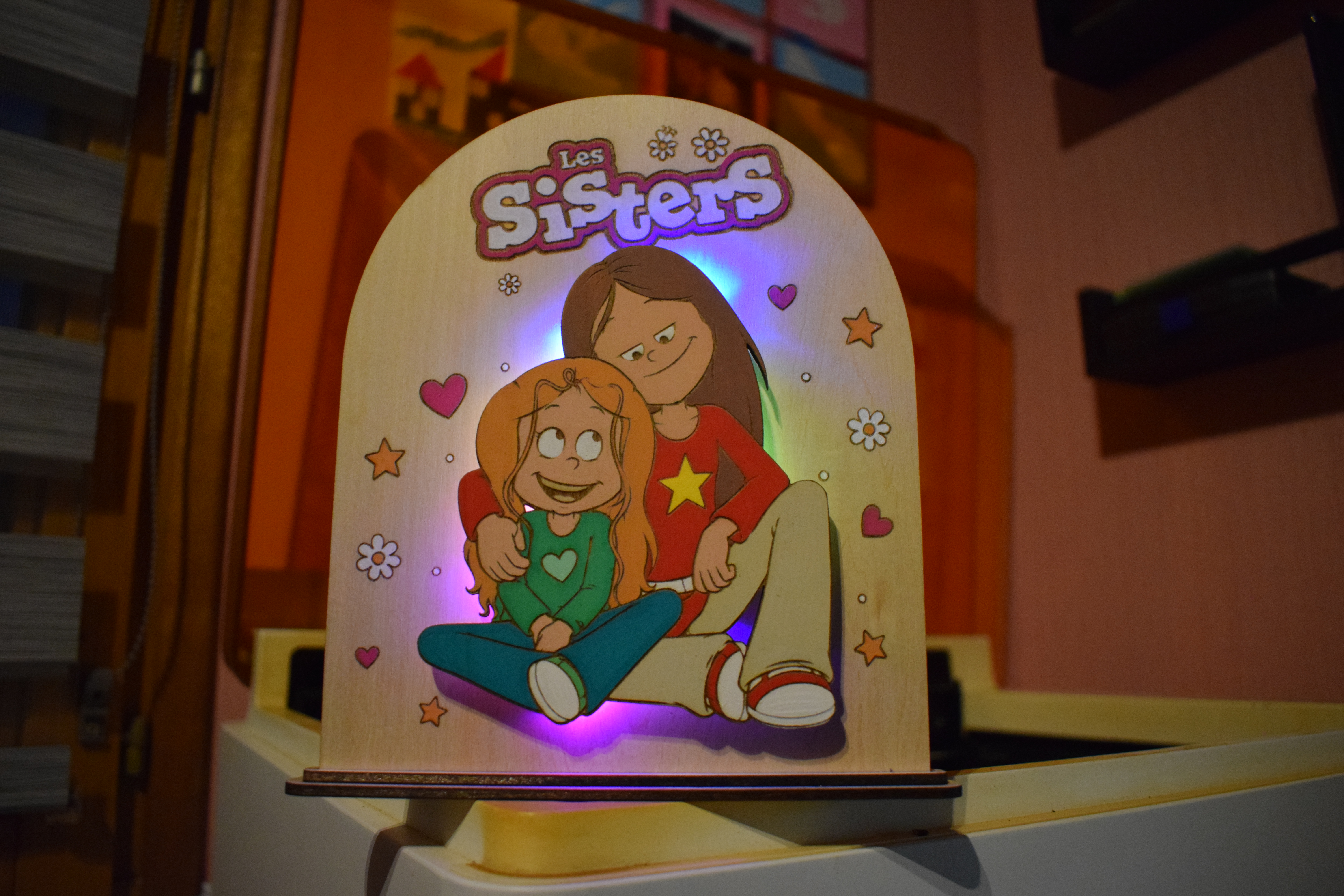 [Laser cut and engrave] Veilleuse en bois Les Sisters avec éclairage LED
