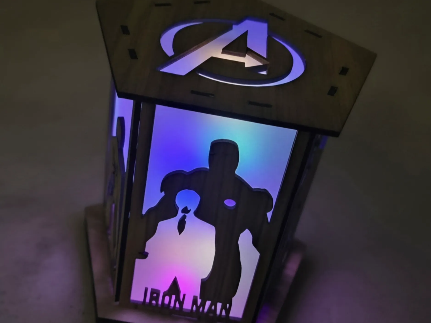 Lámpara decorativa de los Vengadores e iluminación LED