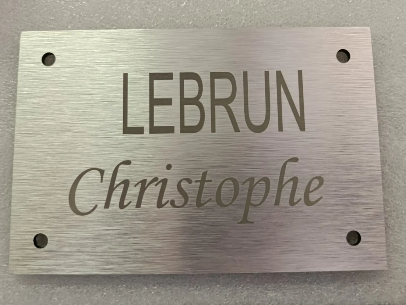 Plaque de porte rectangulaire en métal brossé avec nom