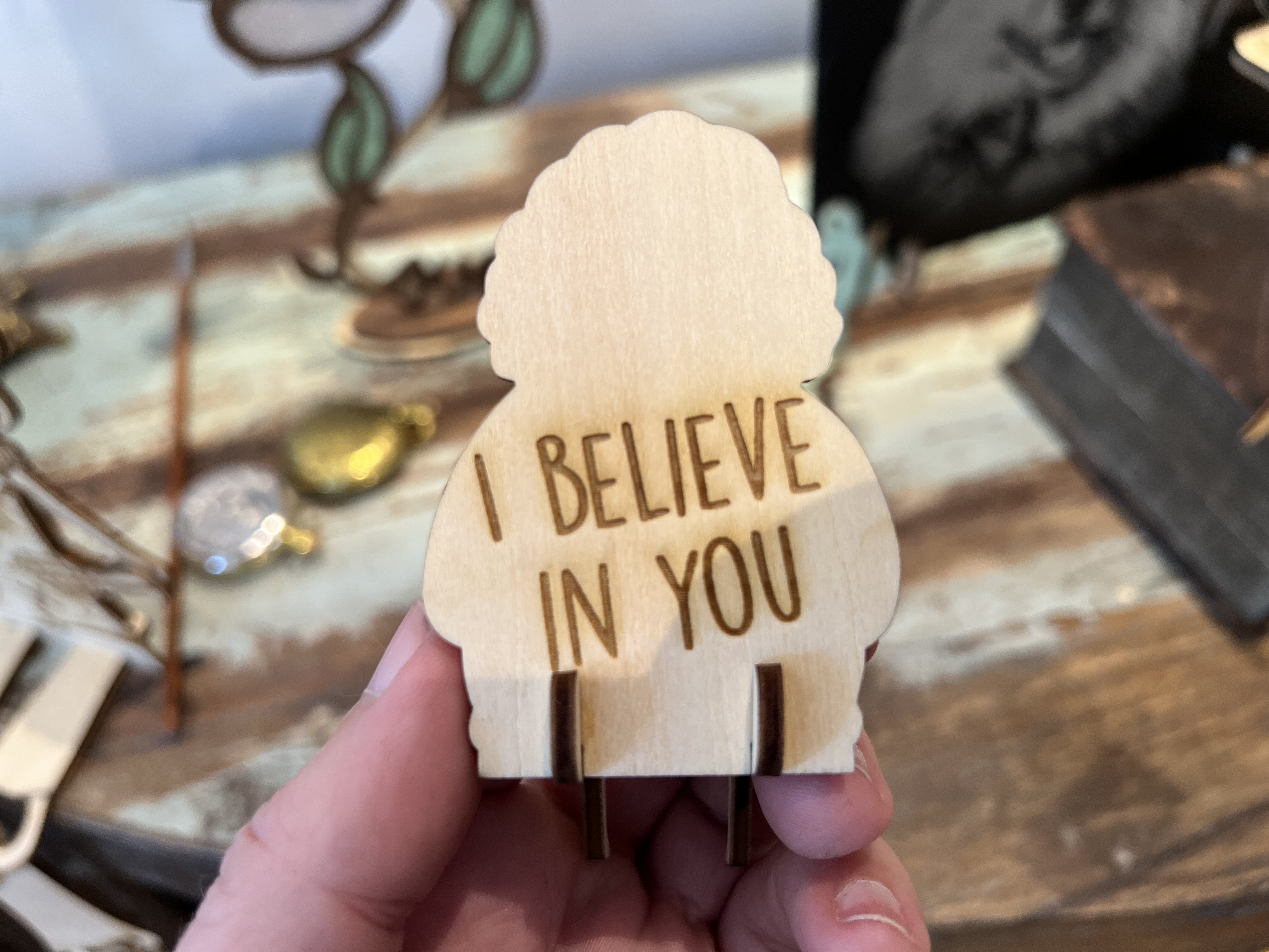 [Laser cut and engrave] Grandmother figure phone stand with glasses and basket