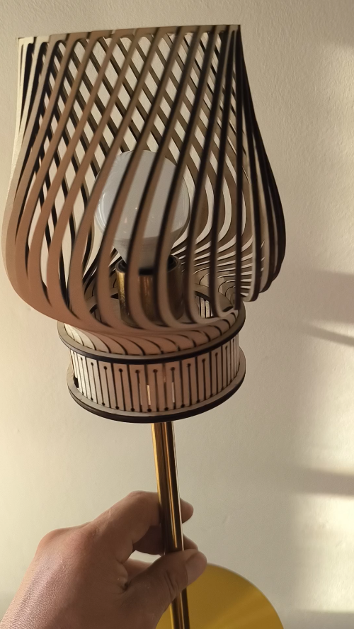 [Laser cut and engrave] Lampada da tavolo con paralume geometrico in legno