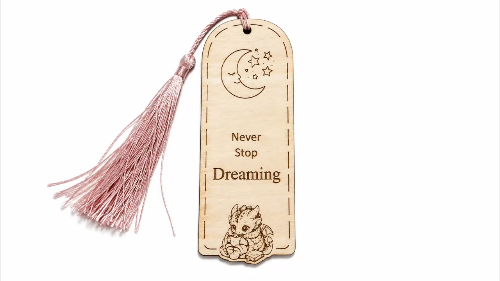 [Laser cut and engrave] Marque-page en bois avec motif dragon et inscription Never Stop Dreaming