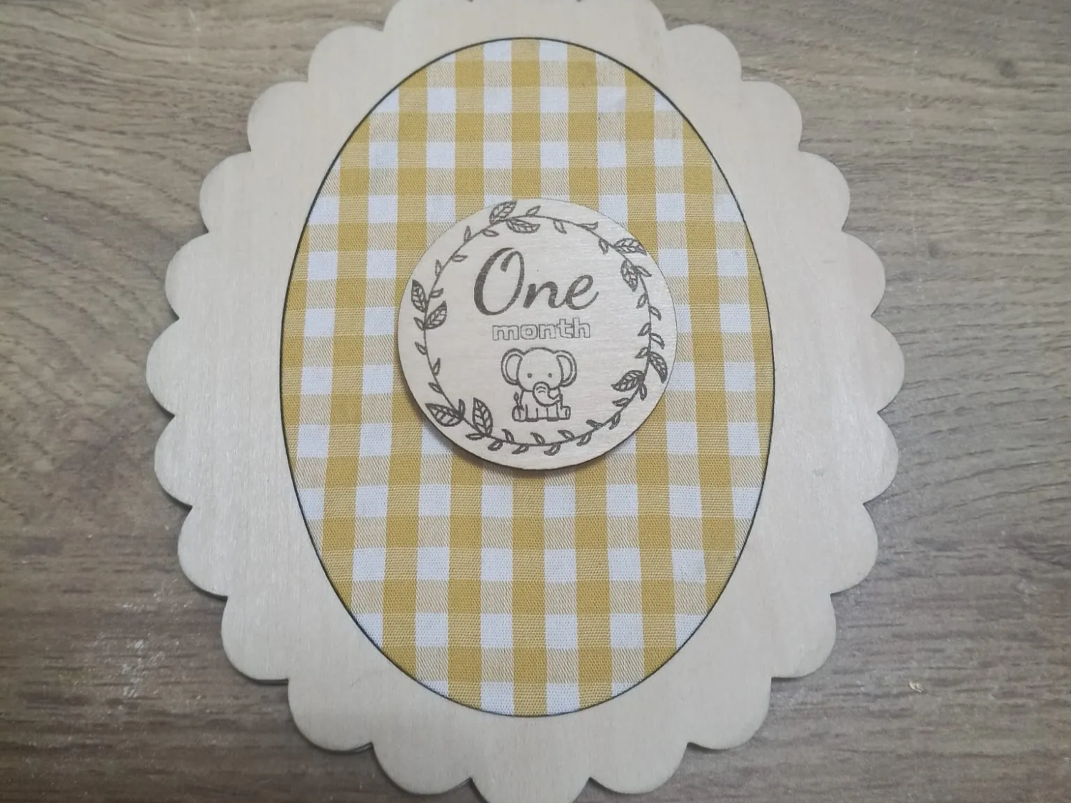 Placa de madera con diseño de elefante para hito mensual de bebé