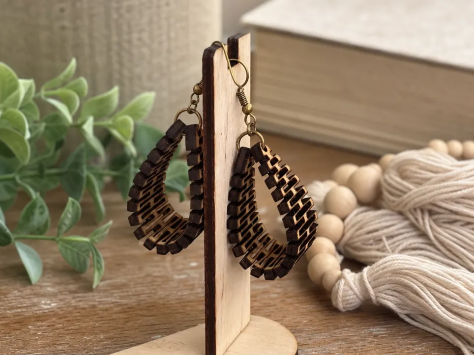 Boucles d'oreilles pendantes en bois à motif géométrique ajouré