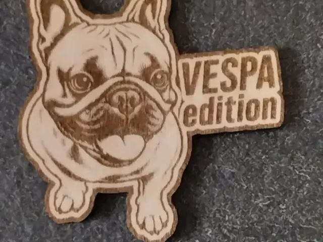 Porte-clés en bois avec motif de bouledogue français et inscription Vespa edition