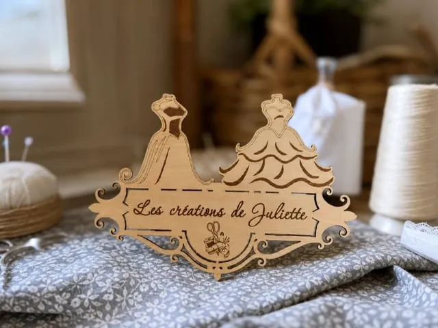 Plaque signalétique personnalisée pour atelier de couture avec silhouettes de robes