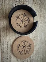 [Laser cut and engrave] Runder Korkuntersetzer mit Tudor-Rosen-Motiv