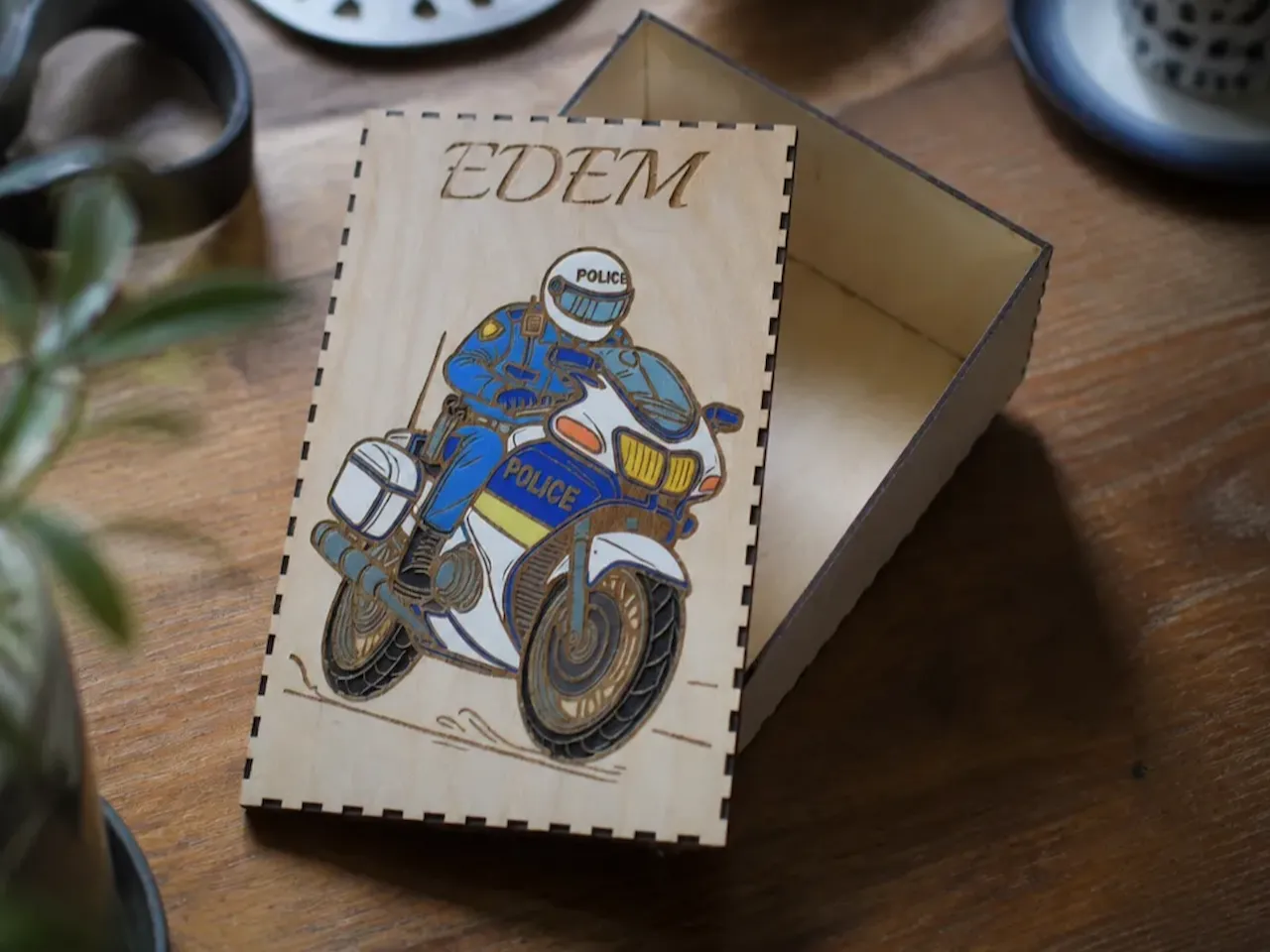 [Laser cut and engrave] Boîte en bois personnalisée avec illustration de policier à moto