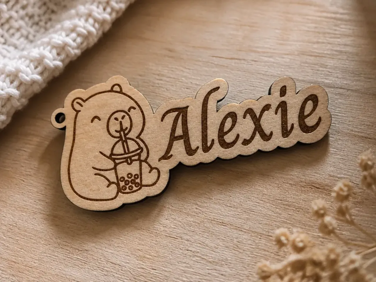 [Laser cut and engrave] Porte-clés personnalisé avec prénom Alexie et illustration de capybara buvant un bubble tea