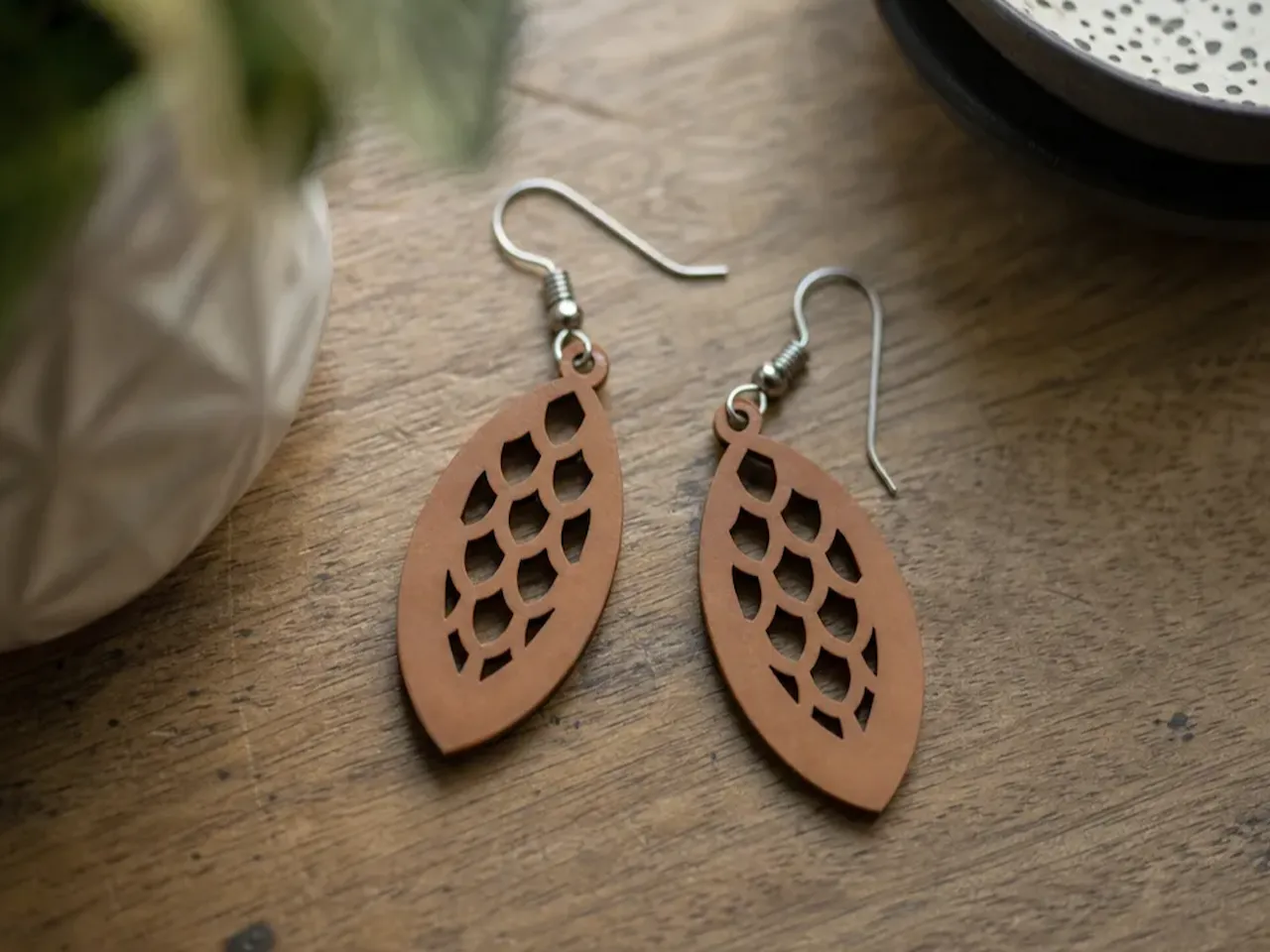 [Laser cut and engrave] Leaf Shaped Earrings with Cutout Scale Pattern