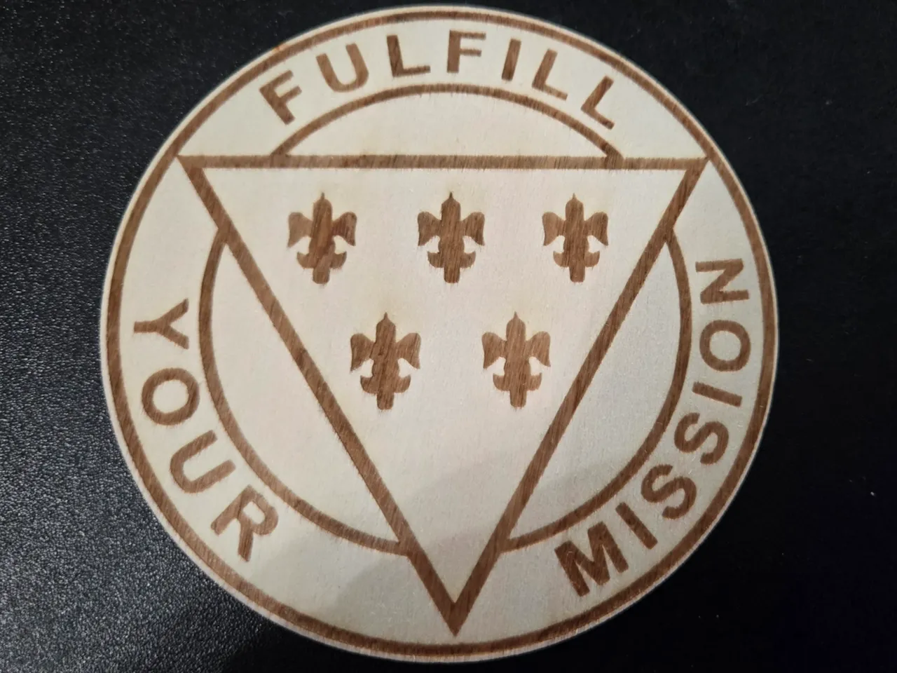 [Laser cut and engrave,Screen printing] Fulfill Your Mission Round Wooden Sign with Fleur-de-lis Motif