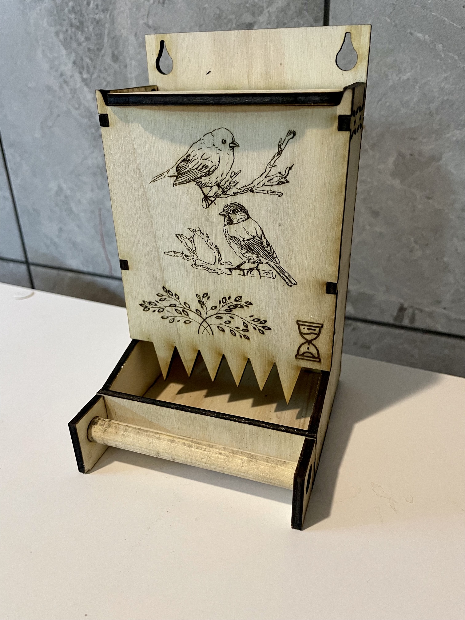 [Laser cut and engrave] Drewniany karmnik dla ptaków z motywem ptaków