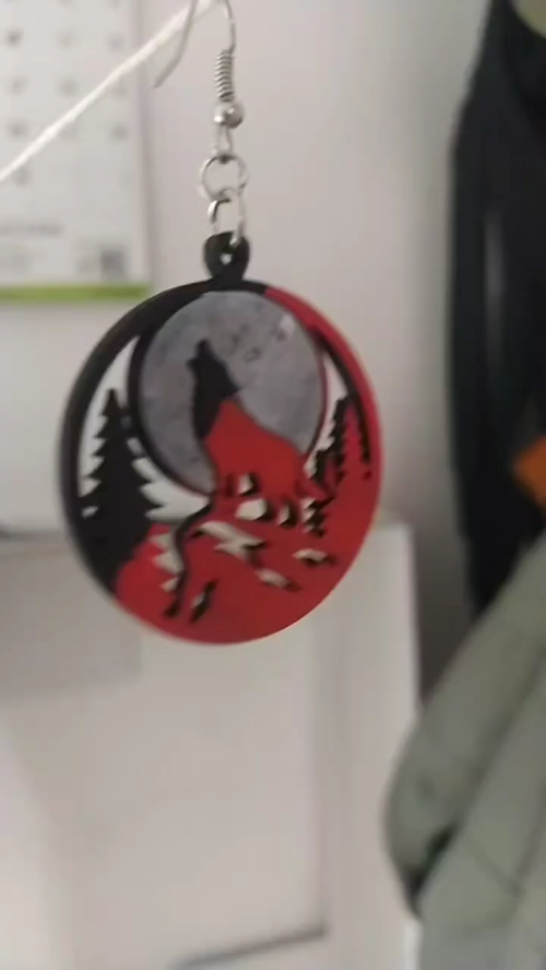 [Laser cut and engrave] Pendiente circular con silueta de lobo aullando a la luna y bosque