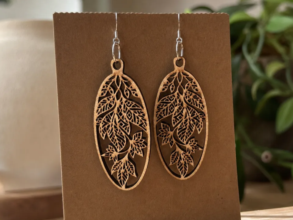 Ovale Ohrringe mit filigranem Blattmotiv aus Holz