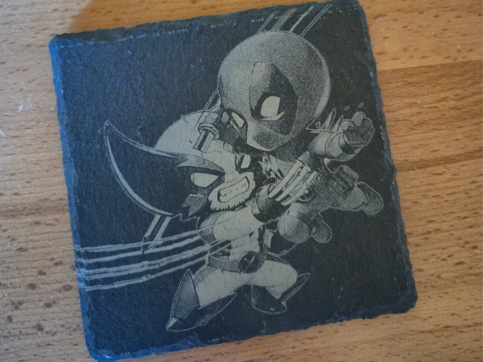 Schieferuntersetzer mit Deadpool und Wolverine Motiv