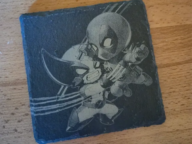 Schieferuntersetzer mit Deadpool und Wolverine Motiv