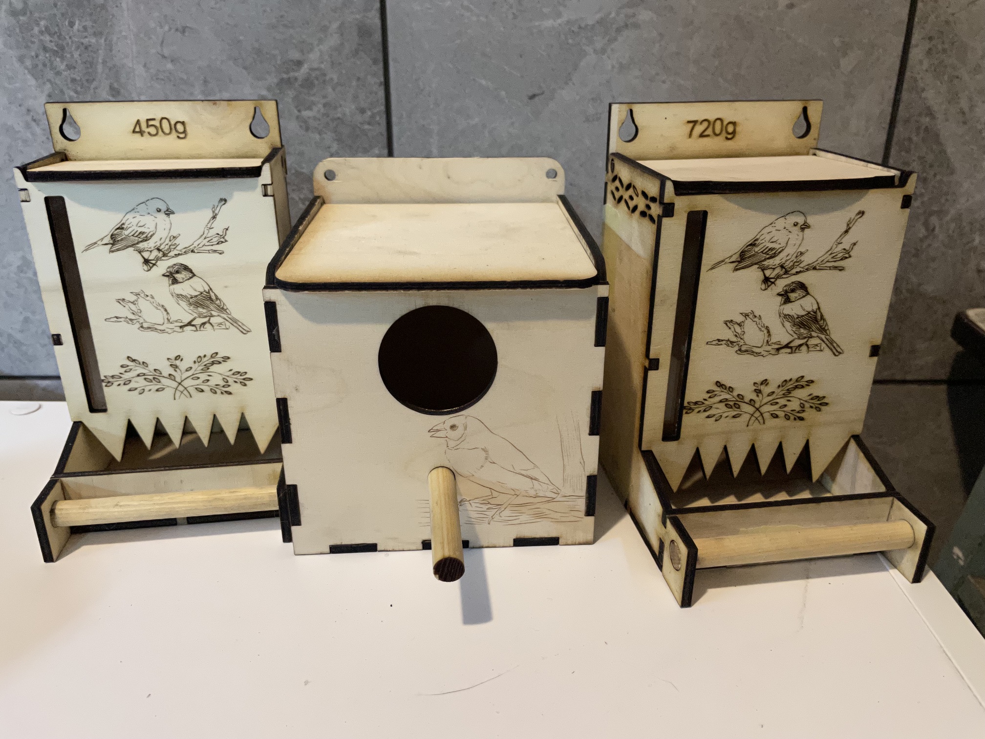 [Laser cut and engrave] Drewniany karmnik dla ptaków z motywem ptaków