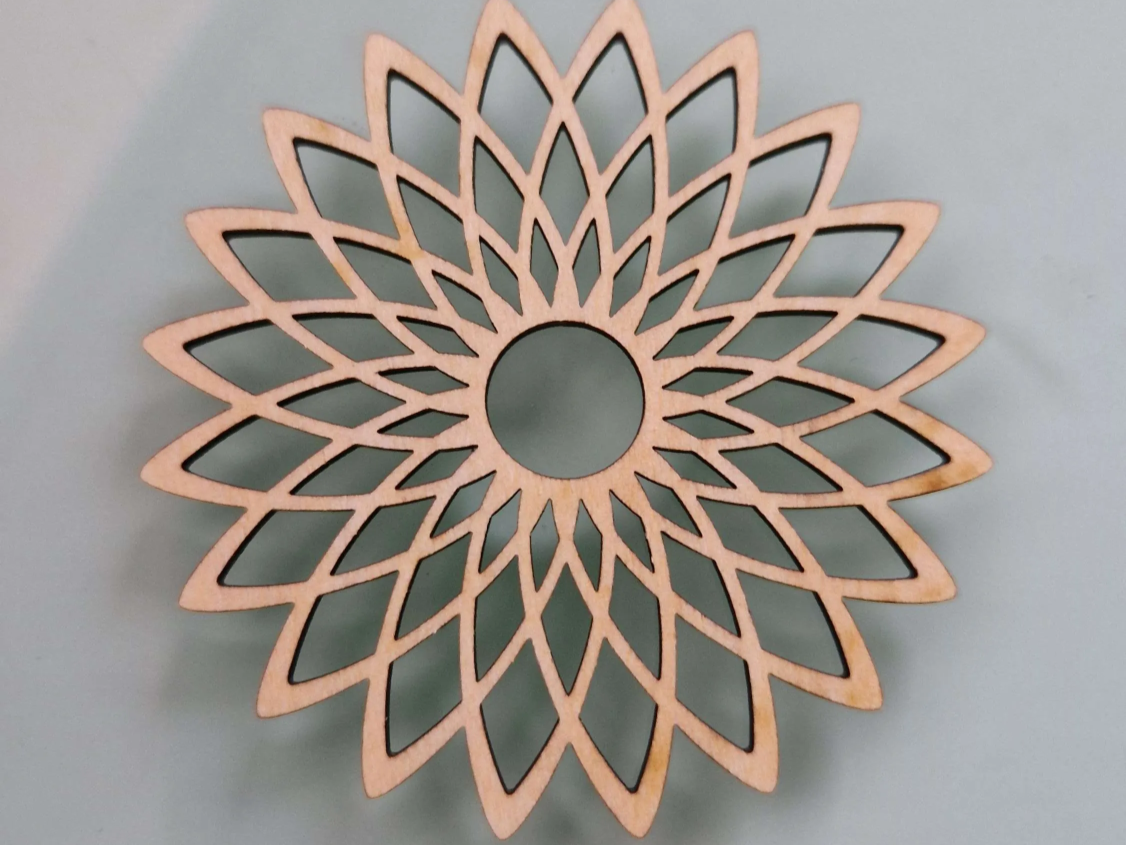 Sous-verre en bois motif fleur géométrique