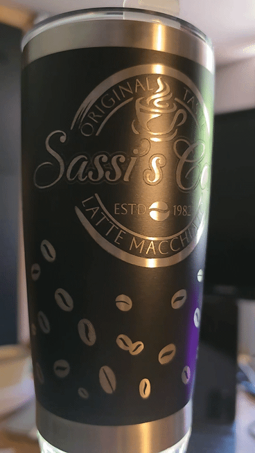 [Laser cut and engrave] Schwarzer Isolierbecher mit Kaffeebohnen Motiv und Sassi's Coffee Logo