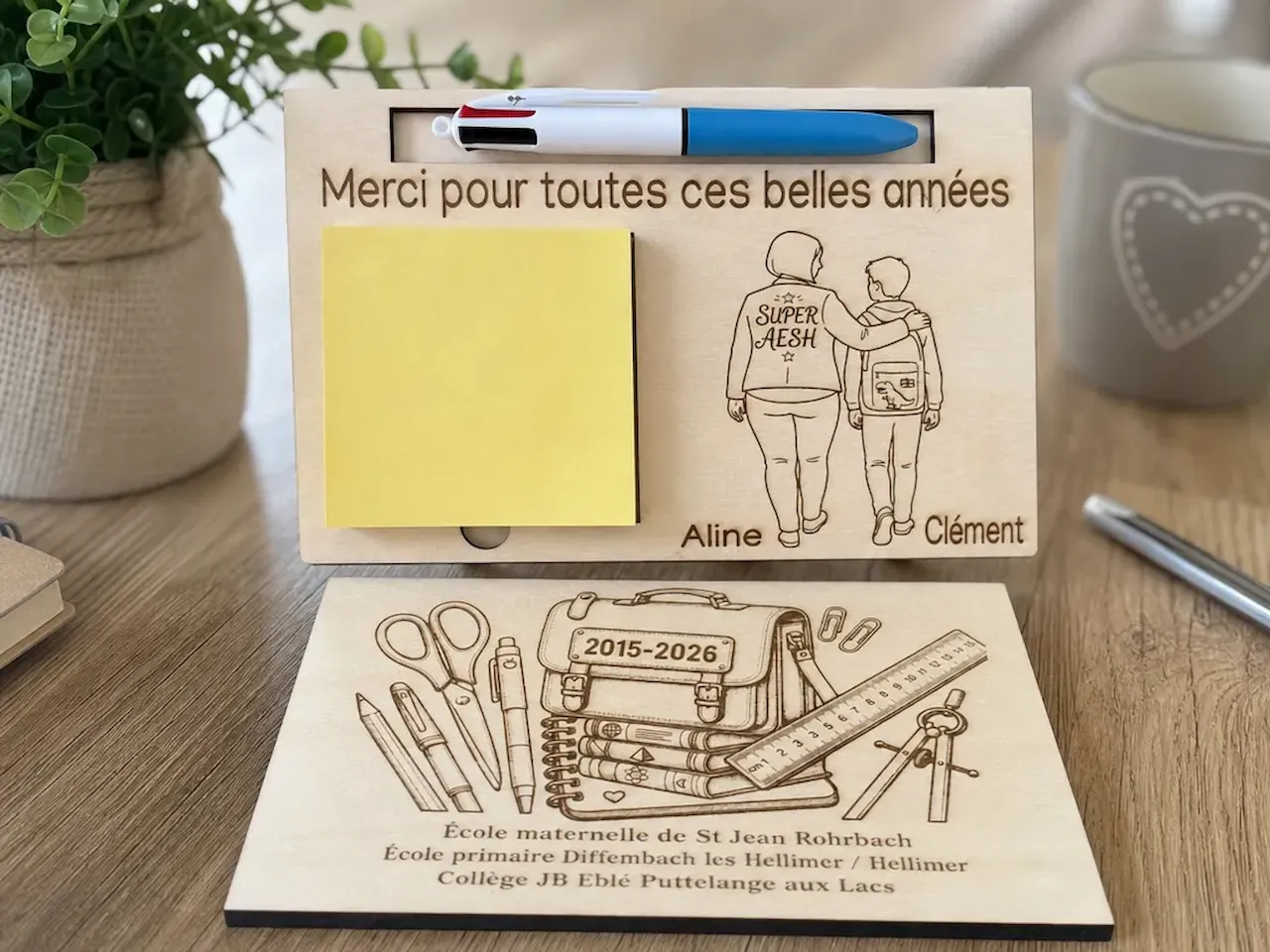 [Laser cut and engrave] Organisateur de bureau en bois avec porte-stylo et bloc-notes pour enseignant